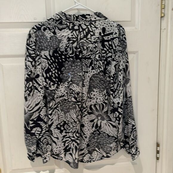 EUC Women’s FLORAL BLACK WHITE vacation blouse —SIZE 16 - Picture 3 of 3